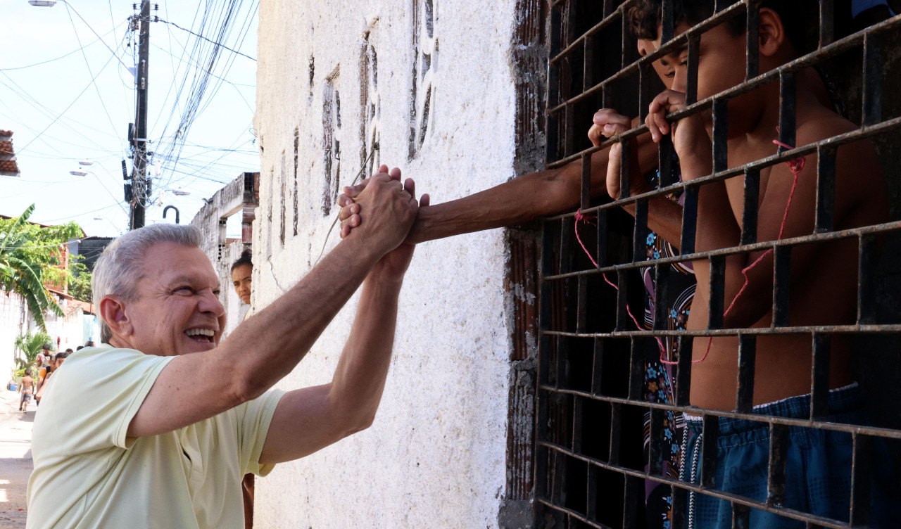 sarto cumprimenta pessoas